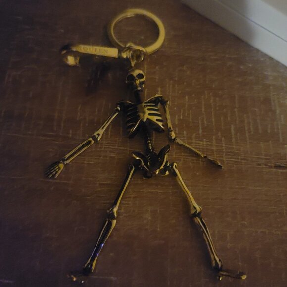 ALEXANDER MCQUEEN - Keychain/Bag clip. Gold toned. Brand new. Gift box included. - Picture 9 of 11